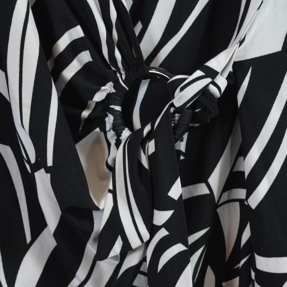 Cato Ruffled Short Sleeve Wrap Top 1X PLUS SIZE - Picture 4 of 6